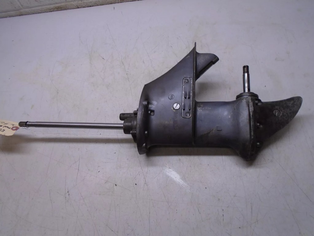 Johnson Evinrude 9.5 Gearcase - Sold as is - needs testing and rebuilding ....