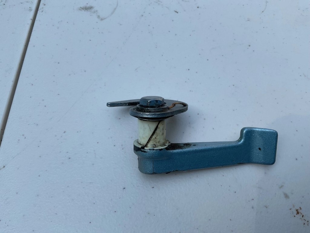 JOHNSON EVINRUDE 9.9 15 HP Motor Cover Hood Latch Handle 318948 328767 319064