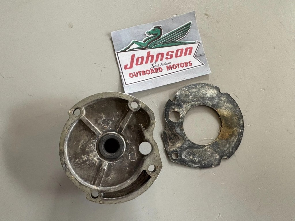 JOHNSON EVINRUDE 376074 382796 300599 HOUSING & SEAL 5.5 & 6HP 50's to 1979
